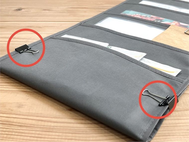 吊り下げシャツ収納のポケットを折ってクリップで留めた様子