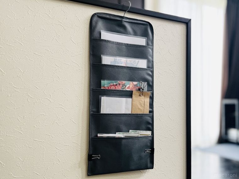 書類を入れた吊り下げシャツ収納をリビングに設置した様子