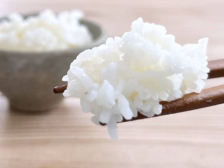 ごはんを箸上げしている