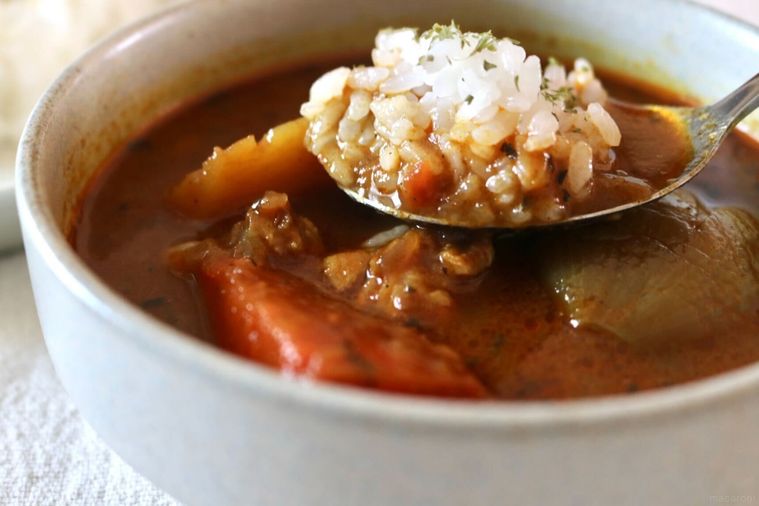 米にカレーがかかっている