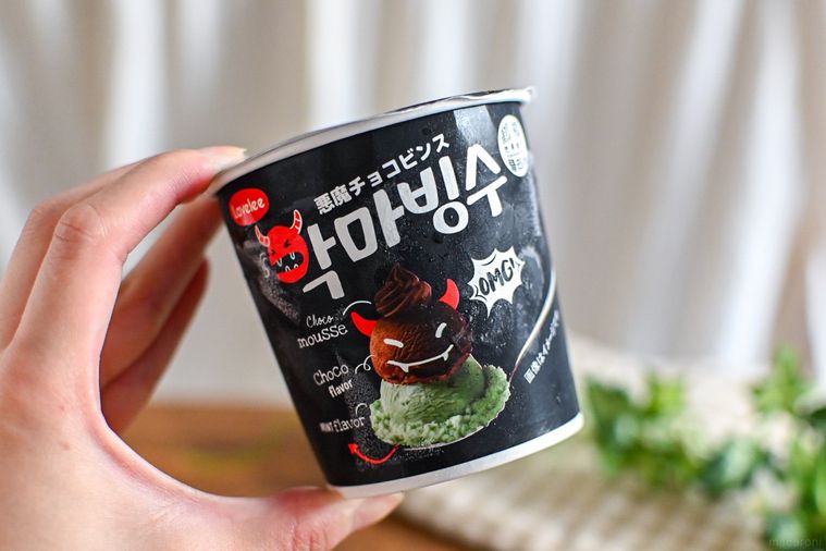 アイスのカップを持っているところ