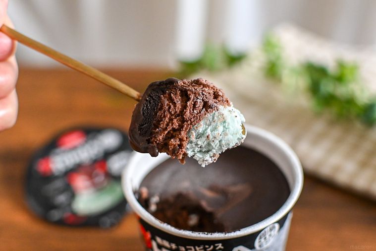 スプーンをすくっているところ