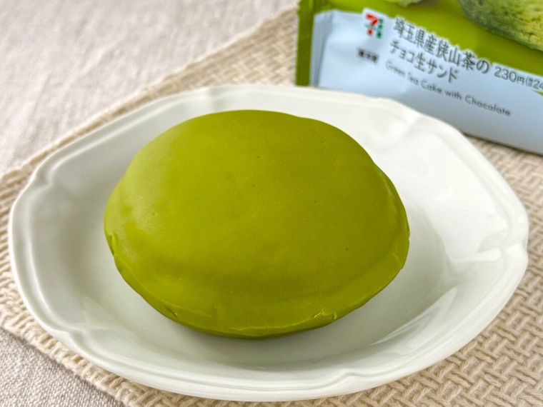 パッケージから取り出した「埼玉県産狭山茶のチョコ生サンド」