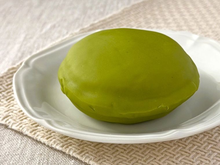 白皿にのった「埼玉県産狭山茶のチョコ生サンド」