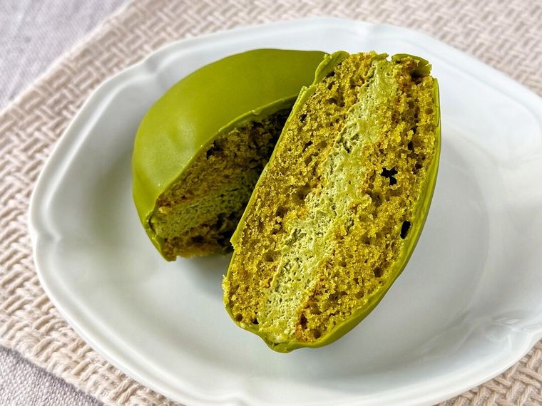 半分にカットした「埼玉県産狭山茶のチョコ生サンド」