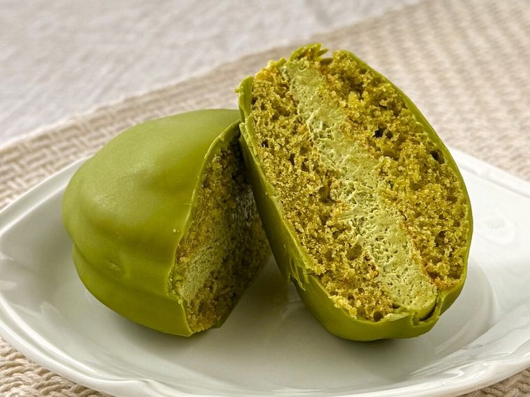 「埼玉県産狭山茶のチョコ生サンド」の断面