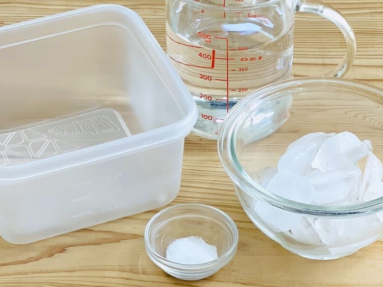 テーブルの上に保存容器、氷、塩、水が置かれている様子