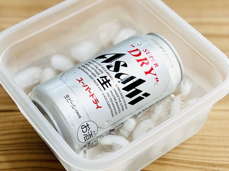 塩と氷水が入った保存容器の中に缶ビールを入れた様子