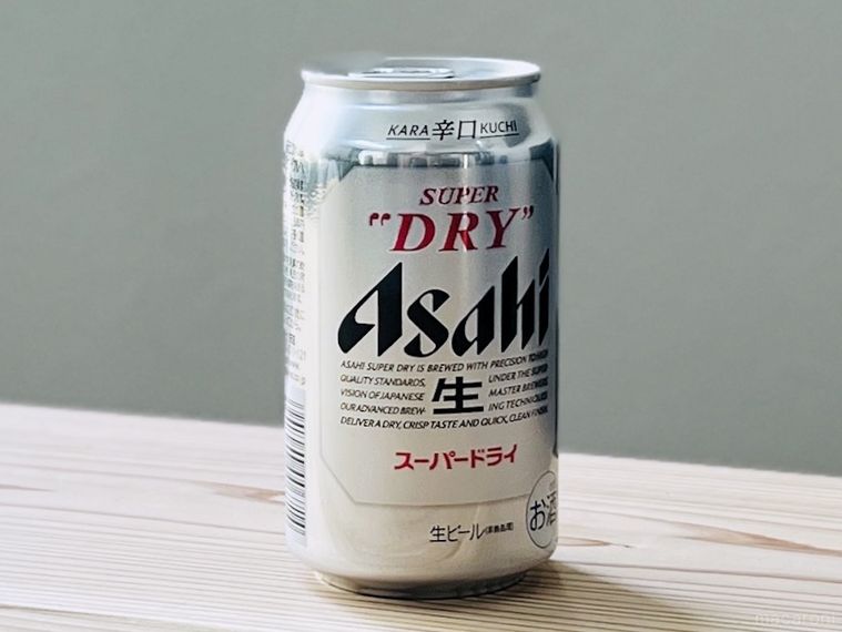 テーブルの上に缶ビールが置かれている様子
