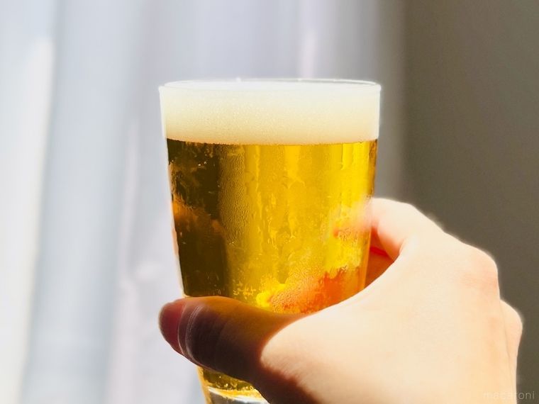 ビールが入ったグラスを手で持っている様子