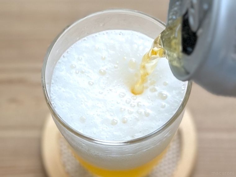 グラスにビールをそそいでいる様子