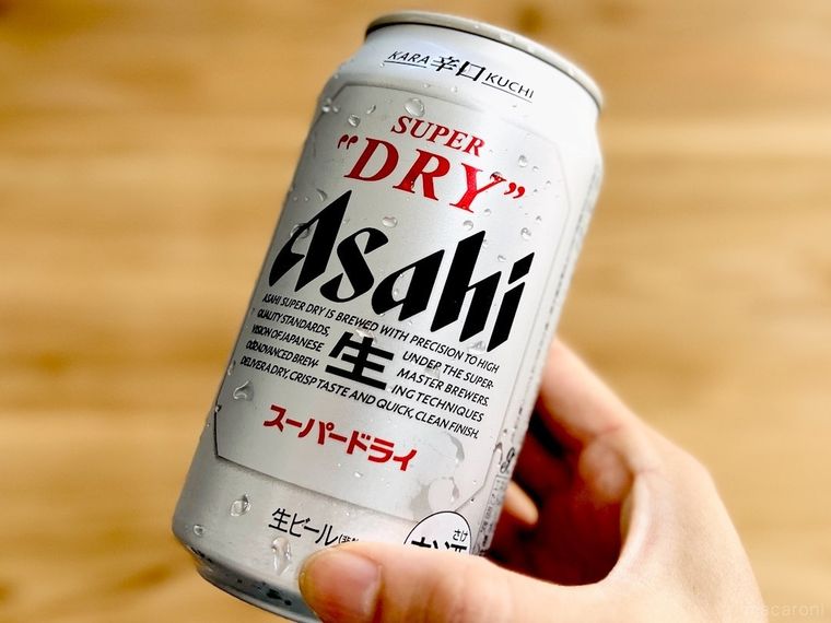 缶ビールを手で持っている様子