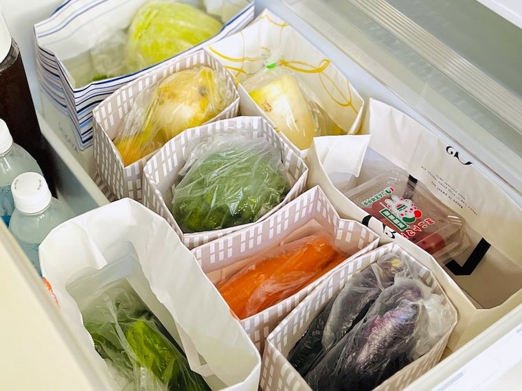 紙袋で作った収納ケースに野菜を入れた様子