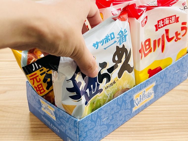 ティッシュの空き箱に袋麺を入れている様子