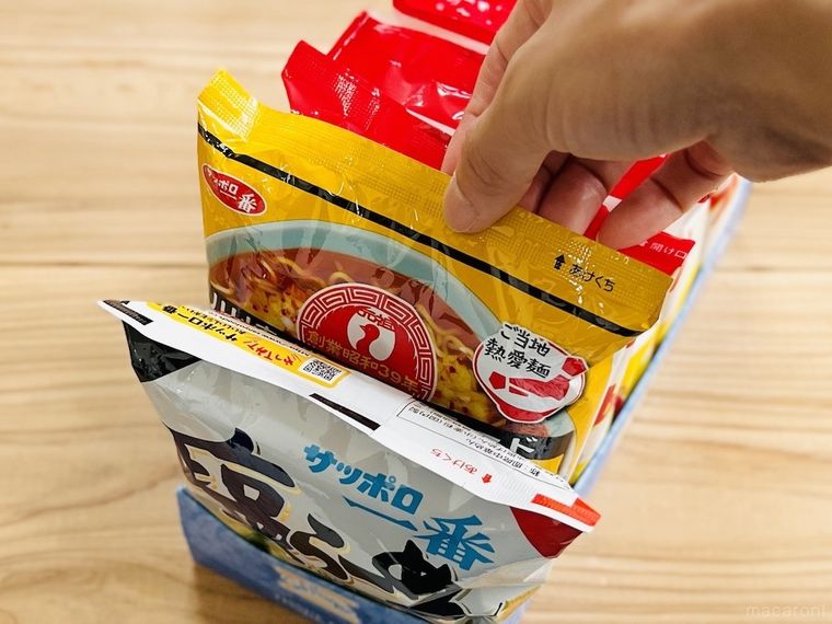 袋麺を選んでいる様子