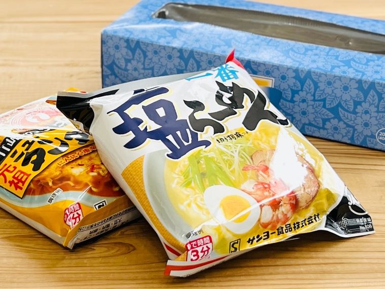 ティッシュの空き箱と袋麺