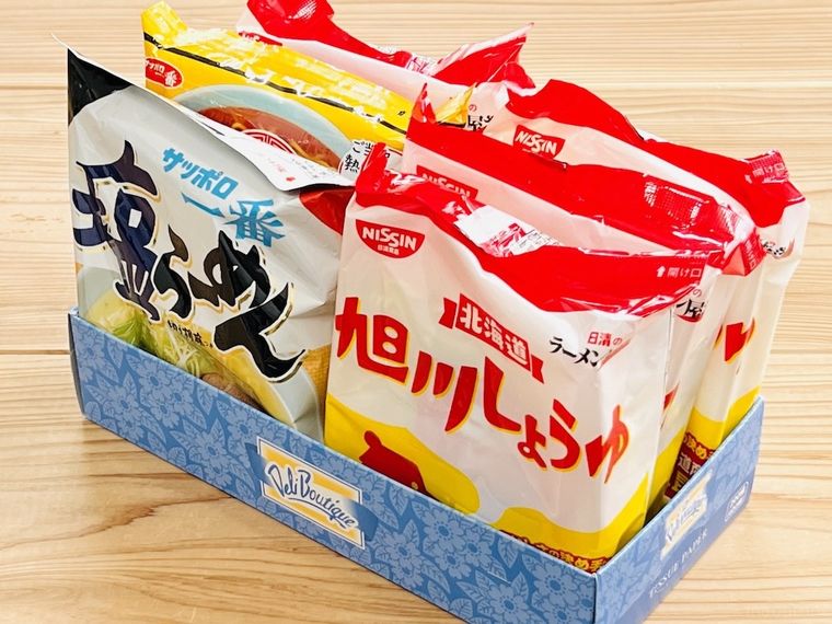 ティッシュの空き箱に袋麺を入れた様子