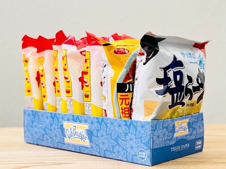 ティッシュの空き箱に袋麺を入れた様子