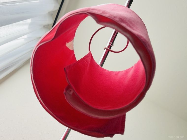 折りたたみ式スパイラルハンガーにバスタオルをかけた様子