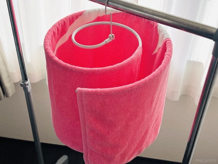 折りたたみ式スパイラルハンガーにバスタオルをかけた様子