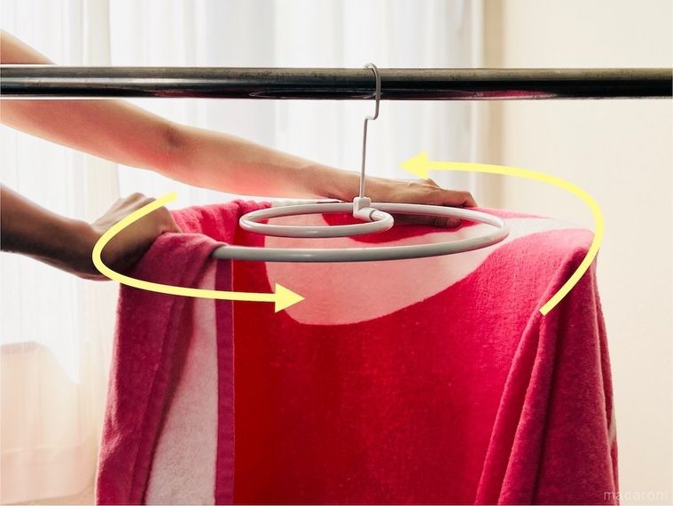 折りたたみ式スパイラルハンガーを使っている様子