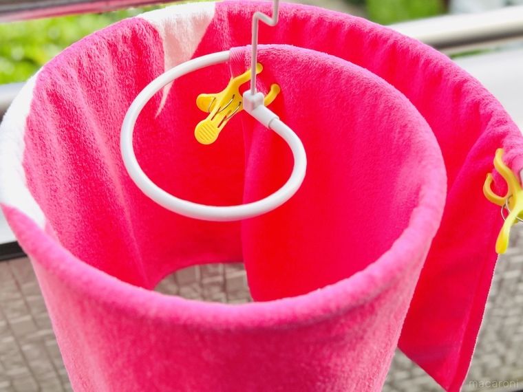 折りたたみ式スパイラルハンガーにバスタオルをかけた様子