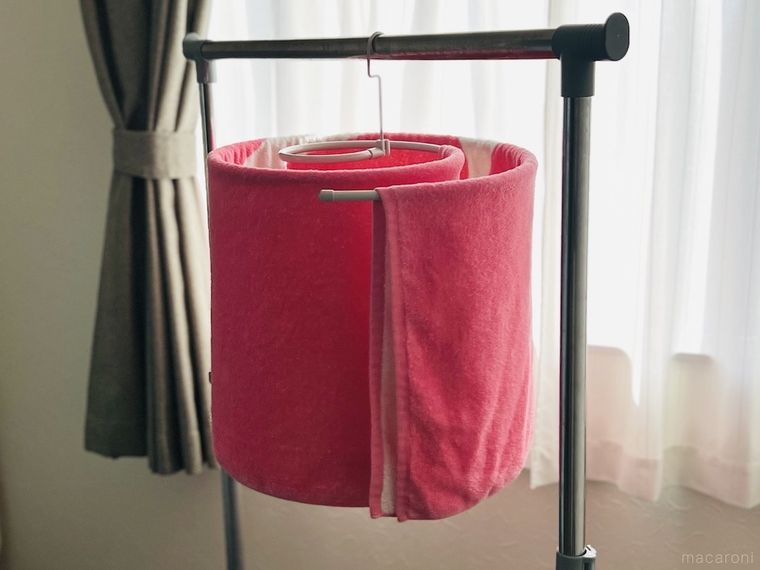折りたたみ式スパイラルハンガーにバスタオルをかけた様子