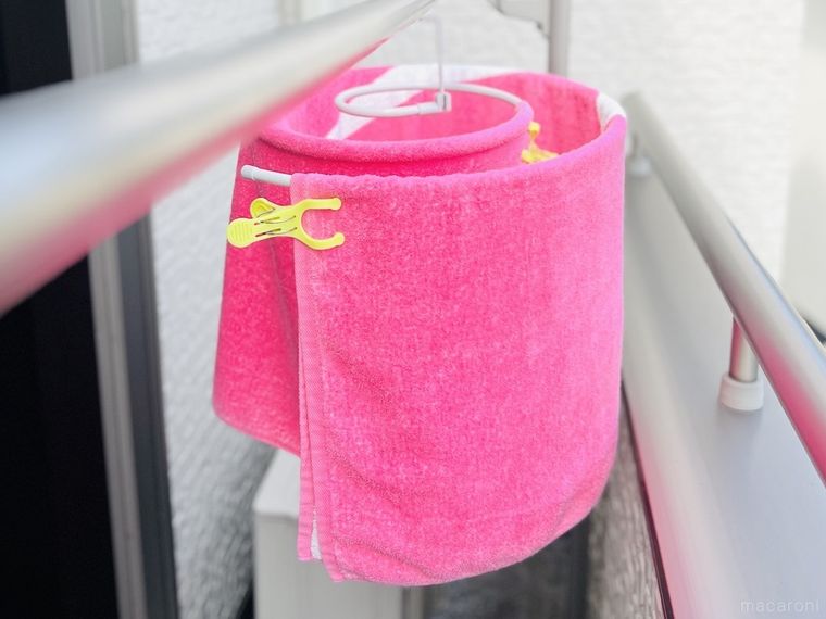 折りたたみ式スパイラルハンガーにバスタオルをかけた様子