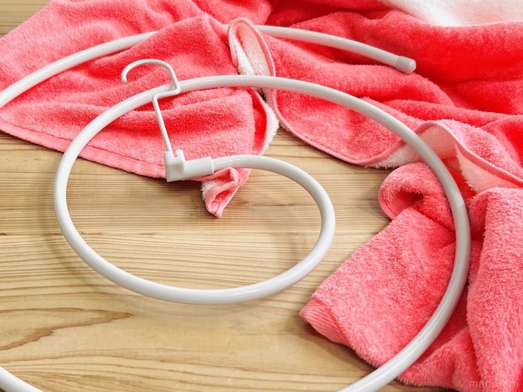 折りたたみ式スパイラルハンガーとバスタオル