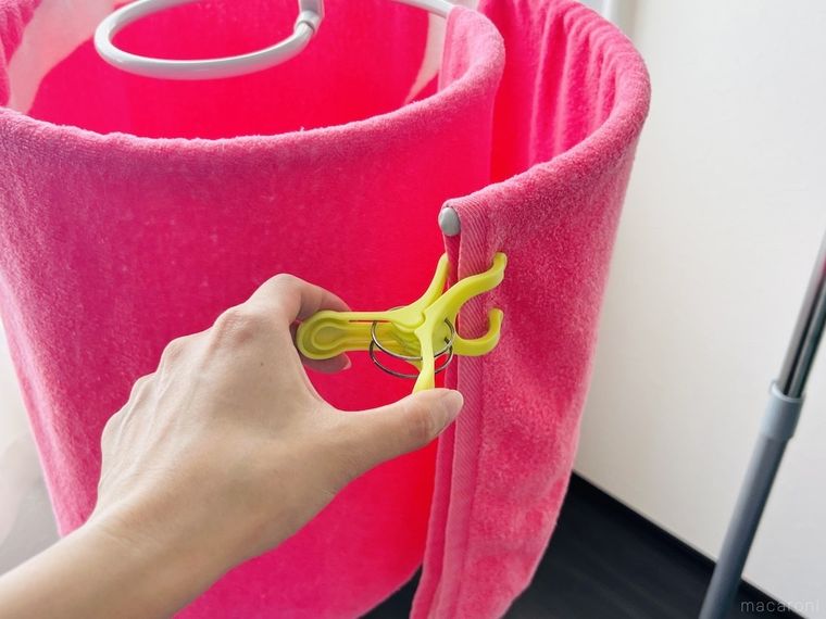 バスタオルにピンチを留めている様子