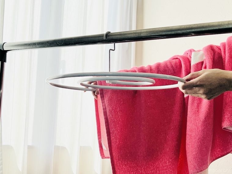 折りたたみ式スパイラルハンガーを使っている様子