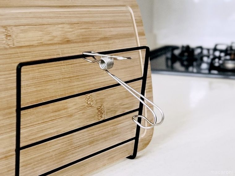 まな板スタンドにハンギングクリップを留めた様子