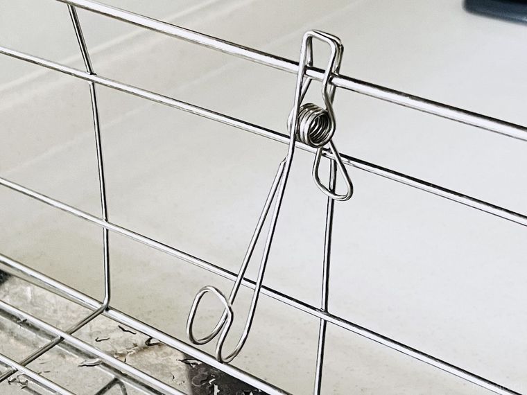 水きりカゴにハンギングクリップを留めた様子