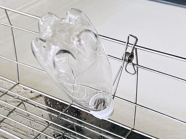 ハンギングクリップでペットボトルを乾かしている様子