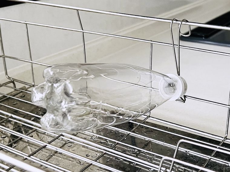 ハンギングクリップでペットボトルを乾かしている様子