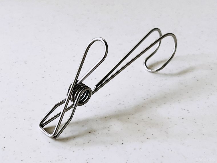 ハンギングクリップを調理台に置いた様子