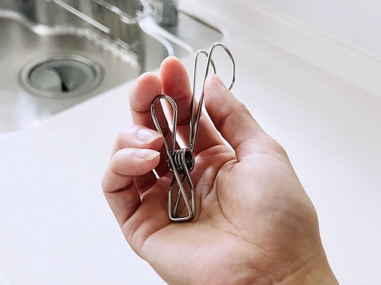 ハンギングクリップを手で持っている様子