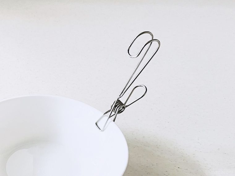 お皿にハンギングクリップを留めた様子