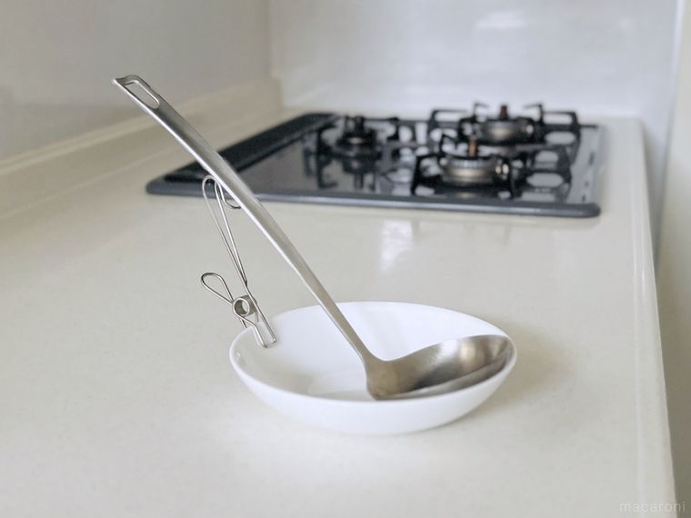 ハンギングクリップをお玉置きにした様子