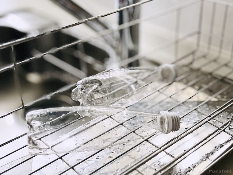 水きりカゴの中でペットボトルが転がっている様子