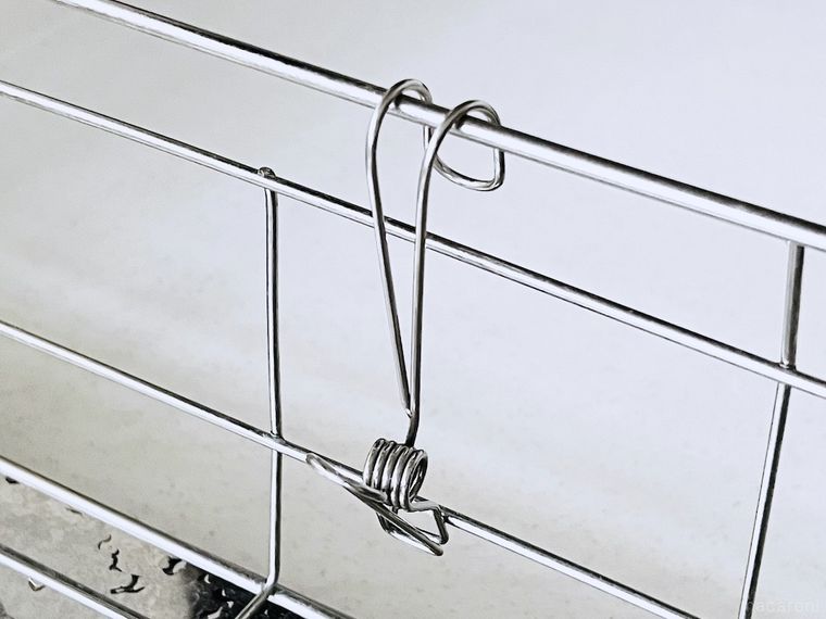 水きりカゴにハンギングクリップを留めた様子