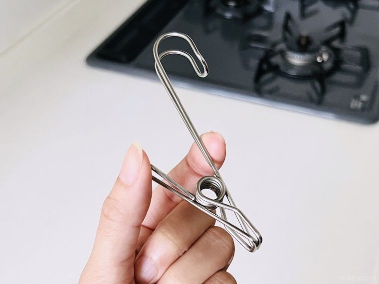 ハンギングクリップを手で持っている様子