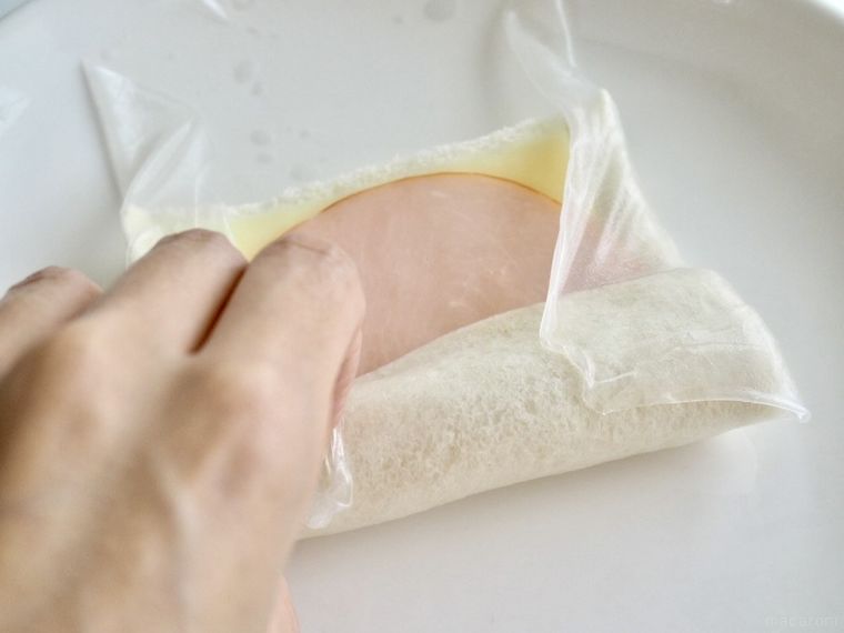 食パンを巻いているところ