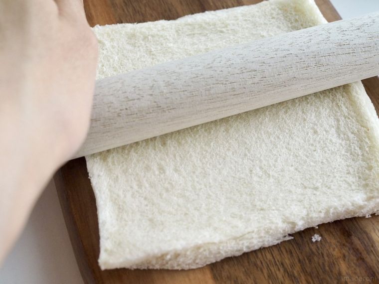 食パンを伸ばしているところ