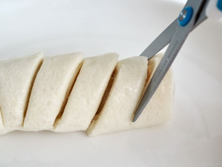 食パンをカットしているところ