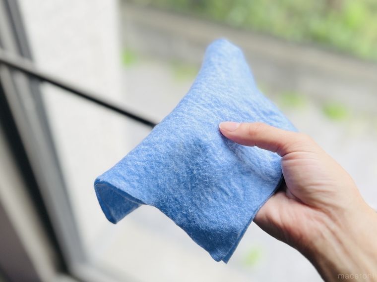 柔軟剤を含ませた布を手で持っている様子