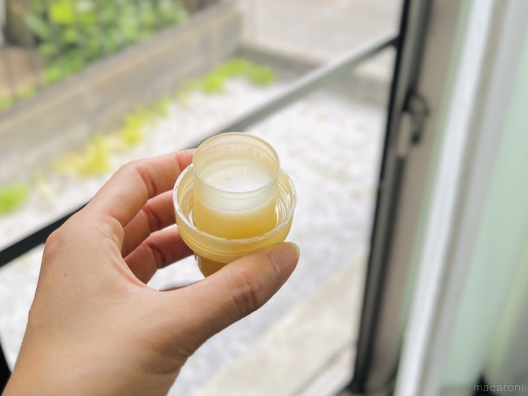 柔軟剤をキャップに入れた様子