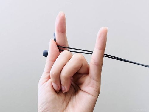 もうイライラしない。イヤホンが絡まない巻き方に「こんな簡単に」「もっと早く知りたかった」