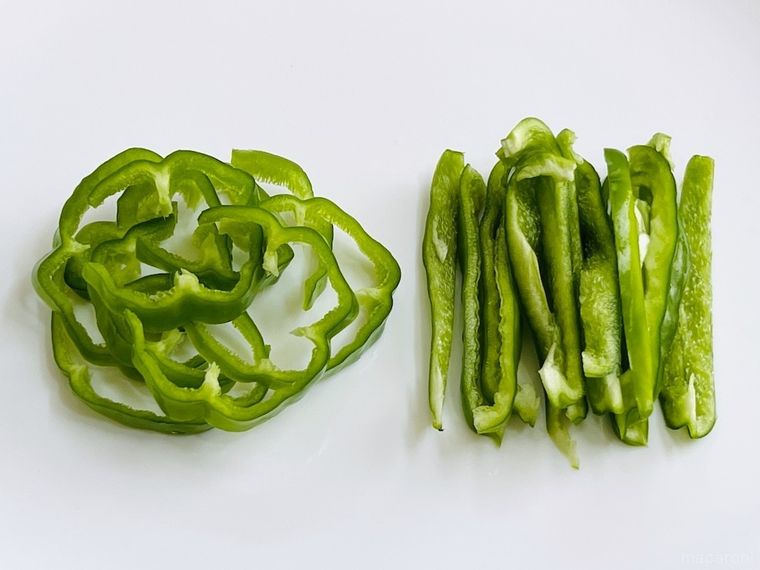 繊維に逆らって切ったピーマンと繊維に沿って切ったピーマン