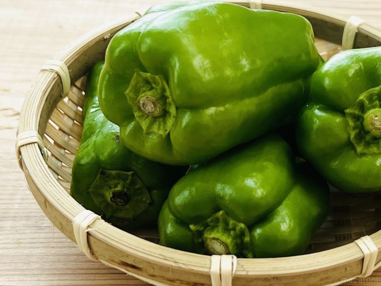 竹ザルに盛られたピーマン